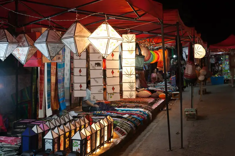 ตลาดมืด (ตลาดกลางคืนหลวงพระบาง)